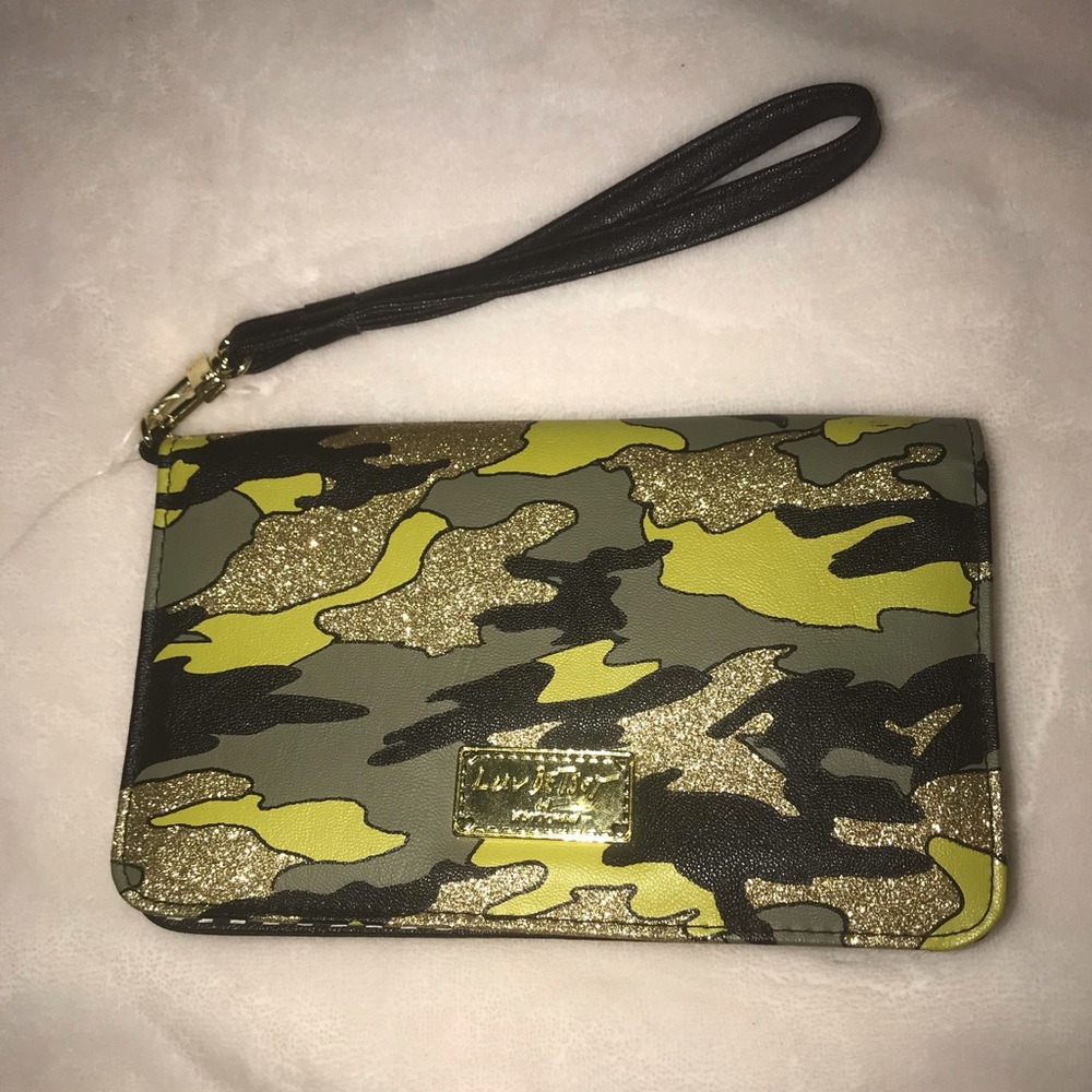 fatigue print wristlet